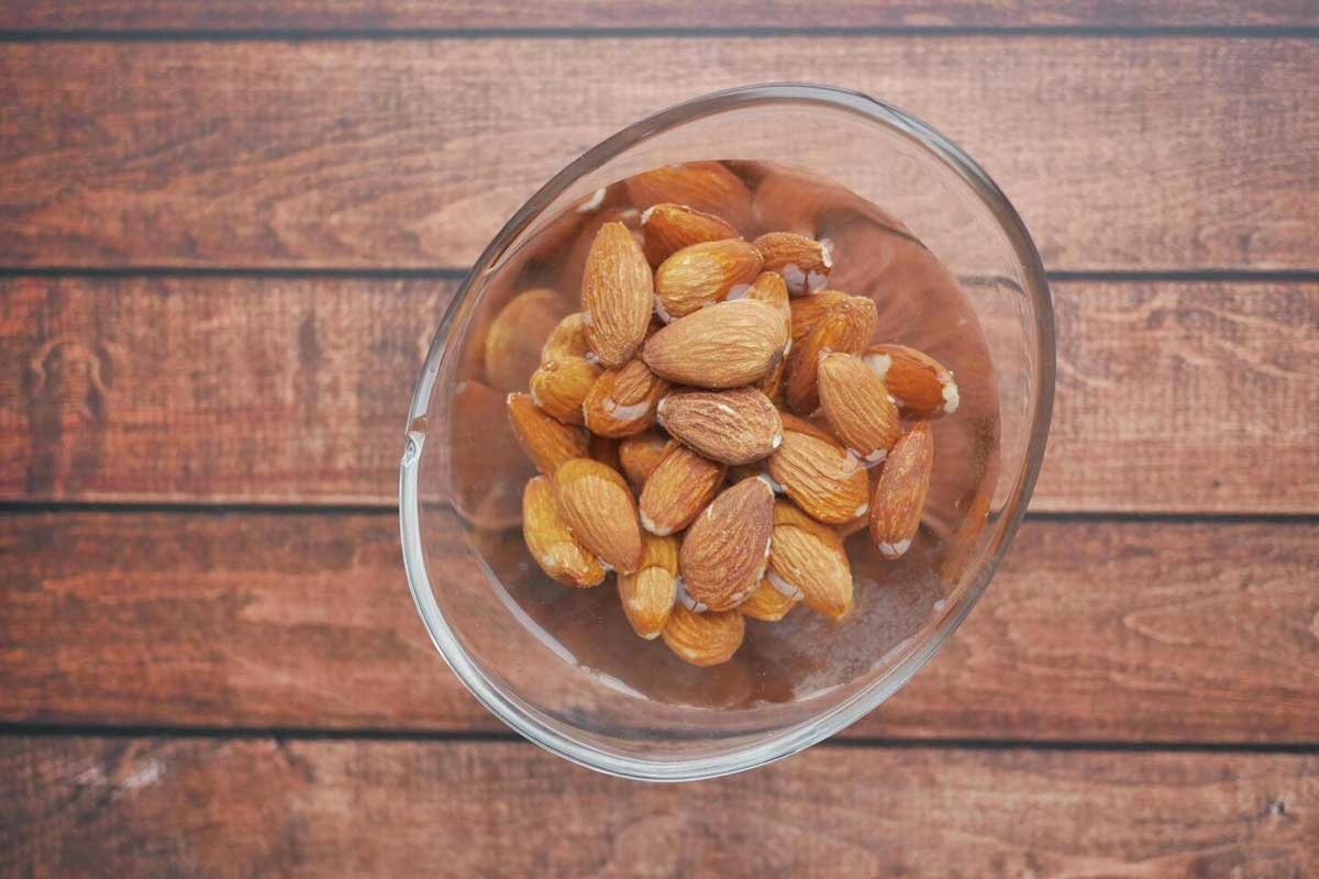 भीगे बादाम खाते समय आम गलतियां