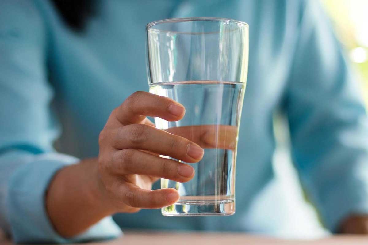 बदलते मौसम में कितना पानी पीना चाहिए?